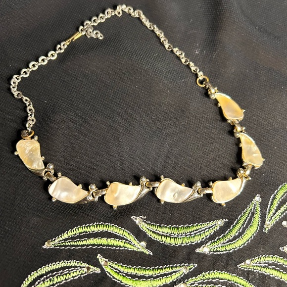 VTG Mother of pearl and silver tone Metal necklace. Unsigned - Picture 4 of 5